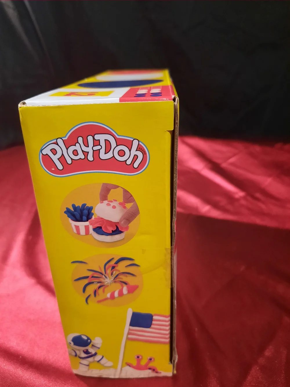 Hasbro Play-Doh Modeling Set With 12 Gnomes- Red, White, Blue Celebration